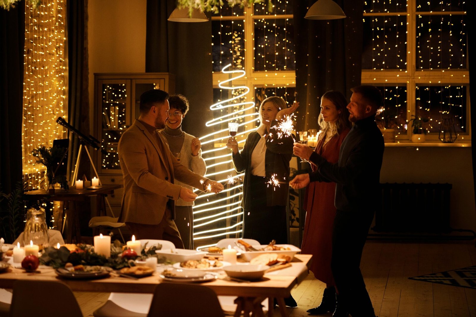Fiesta de fin de año para empresas en Bogotá con decoración navideña elegante, cena corporativa y brindis entre compañeros de trabajo