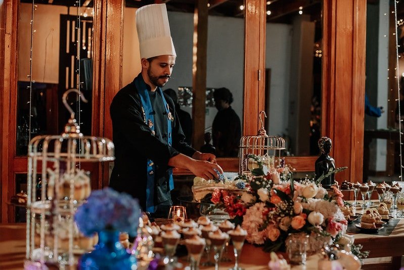 Chef preparando un plato para un evento social, destacando creatividad y calidad c