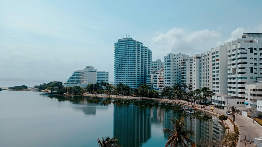 Vista del puerto y las playas de Cartagena, un destino ideal para bodas inofrente al mar 