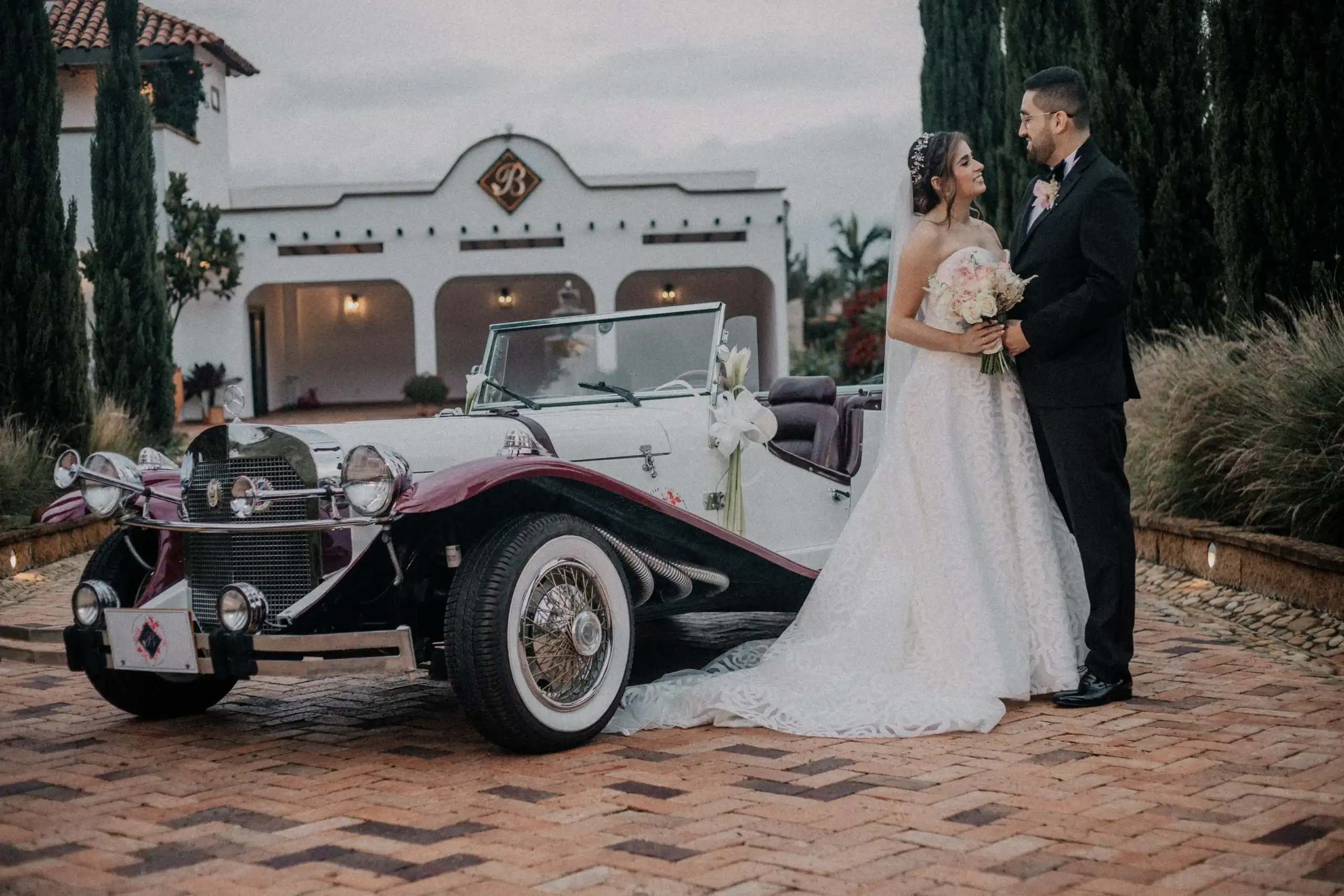 Pareja de recien casado disfrutando se su boda en una hacienda en villa de leyva