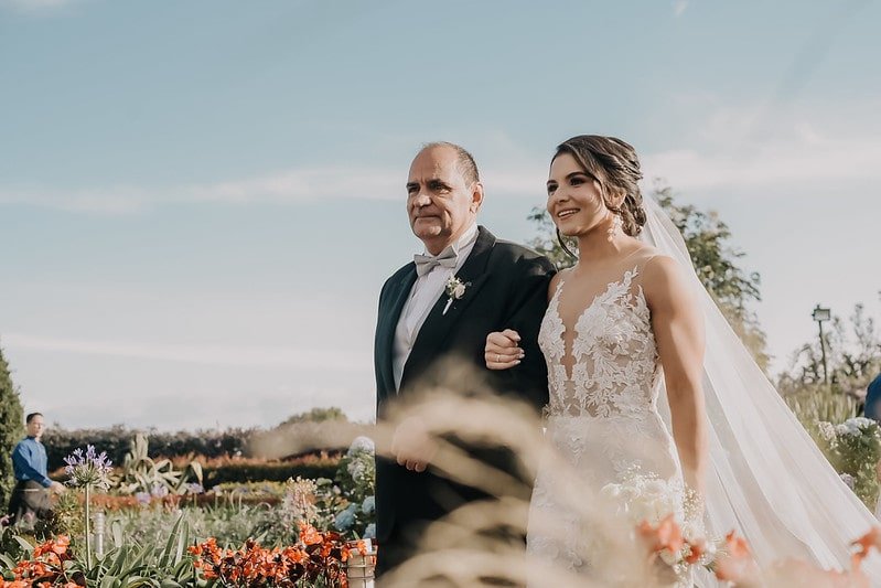 Padre entregando a la novia al altar , tradiciones de bodas Colombianas 