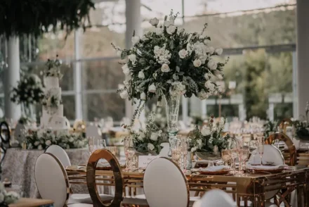 Montaje de boda en Bogotá con mesas elegantes y flores.