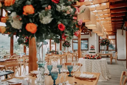 Boda en salón de cristal en Bogotá, celebración con invitados.