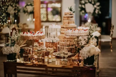 Decoración de boda en Bogotá con lámparas colgantes y flores.