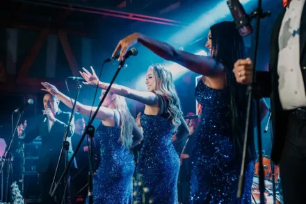 Espectáculo en vivo para bodas en Bogotá, banda animando la recepción.