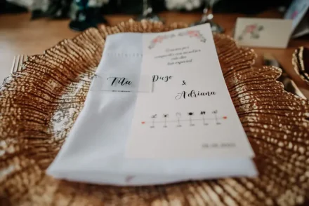Menú de boda en Bogotá con diseño elegante y dorado.