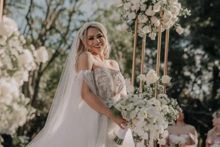 Novia con vestido de ensueño en boda al aire libre en Bogotá.