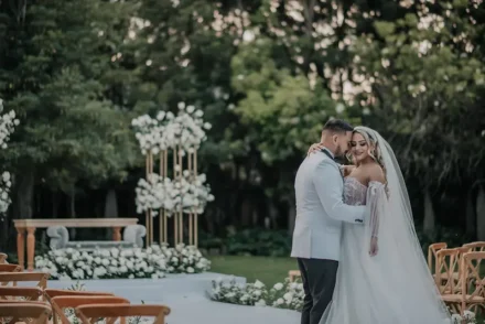 Novios en boda campestre en Bogotá con decoración floral.