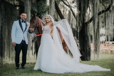Novia con su caballo en boda campestre en Bogotá.