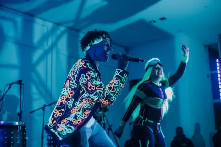 Show de vivo con artistas vestidos de neón