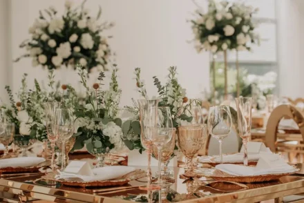 Decoración de mesa para boda en Bogotá con detalles dorados.