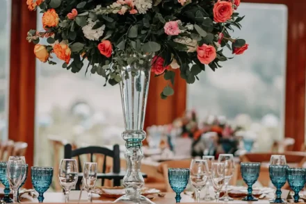 Centro de mesa con rosas y velas en boda en Bogotá.