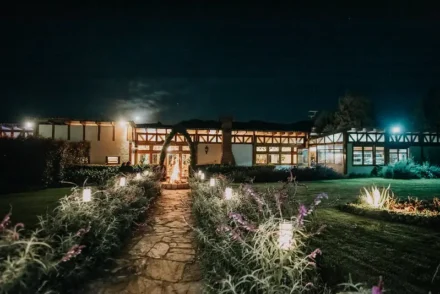 Hacienda para bodas en Bogotá con iluminación nocturna.