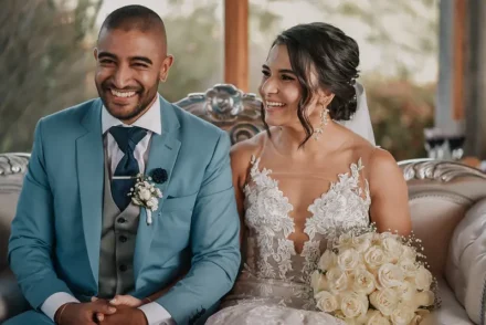 Pareja feliz en su boda en Bogotá