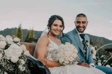 Pareja feliz en su boda en Bogotá con celebración inolvidable.