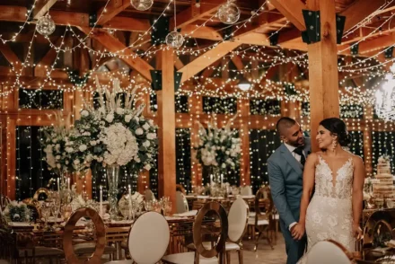 Lugar de bodas en Bogotá con techo rústico y decoración elegante.