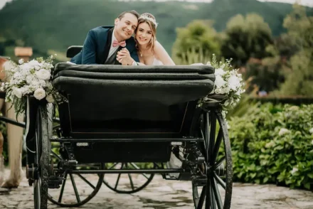Pareja de recién casados junto en una hacienda campestre