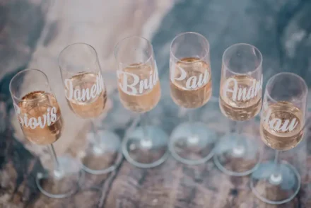 Copas personalizadas para boda en Bogotá con detalles únicos.