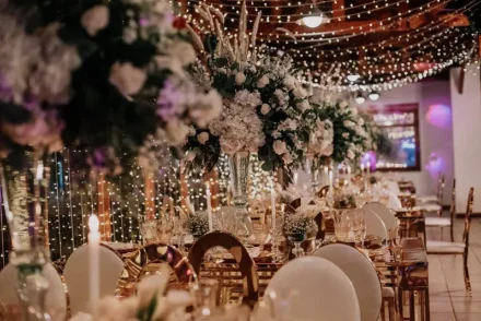 Decoración de boda en Bogotá con mesas elegantes