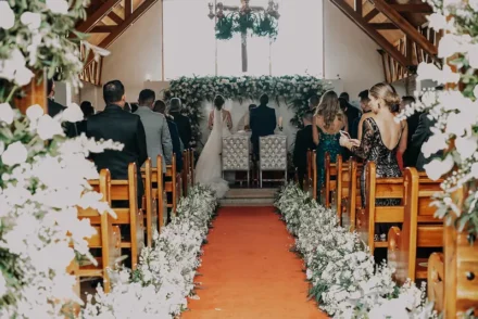 Ceremonia de boda con pasillo decorado con flores blancas y verdes