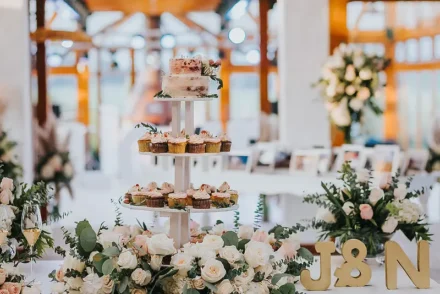Mesa de dulces elegante para boda en Bogotá.