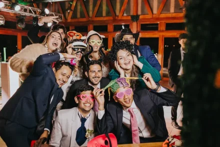 Invitados disfrutando en boda en Bogotá con photobooth