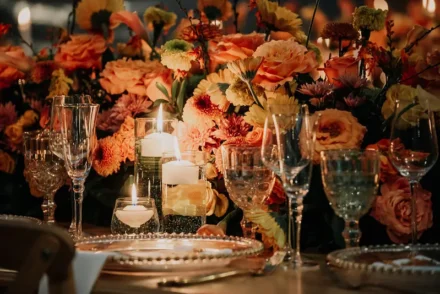 Decoración de boda con mesas elegantes en tonos naranja y dorado