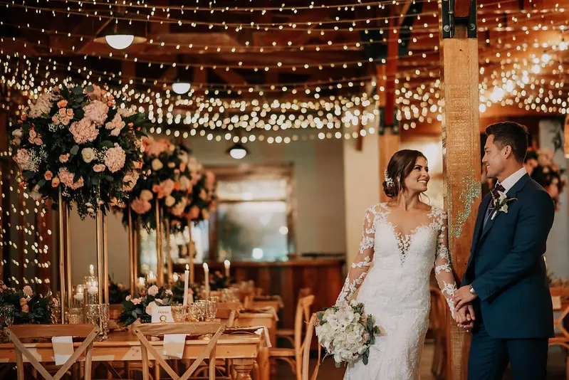 Novios en elegante salón de bodas decorado por wedding planner en Cartagena 