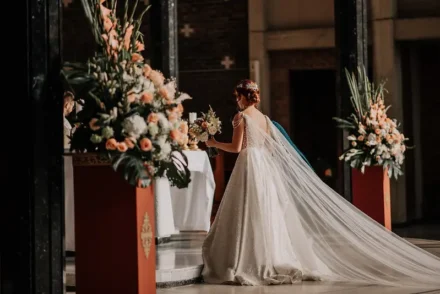 Ceremonia de boda con pasillo decorado con flores