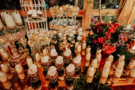 Mesa de postres para boda en Bogotá, dulces personalizados.