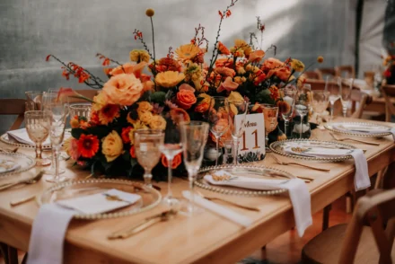 Cena de boda con mesa decorada con velas y flores naturales