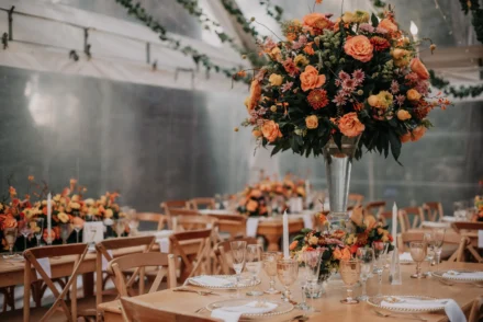 Decoración de boda en Bogotá con mesas elegantes y coloridas.
