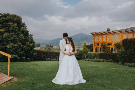 Boda romántica en Bogotá fotos al aire libre.