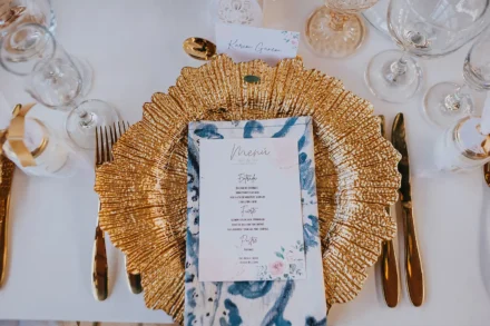 Menú de boda personalizado en Bogotá con diseño elegante.