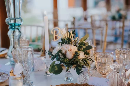 Decoración de mesa para boda en Bogotá con flores y detalles dorados.