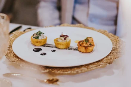 Entrada gourmet en boda en Bogotá con presentación elegante.