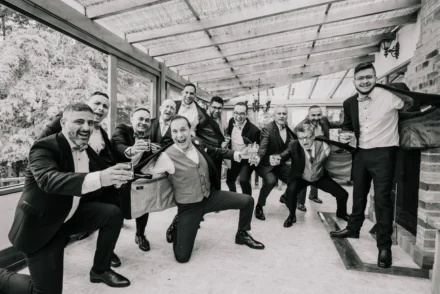 Fiesta de bodas en Bogotá, invitados disfrutando la recepción.