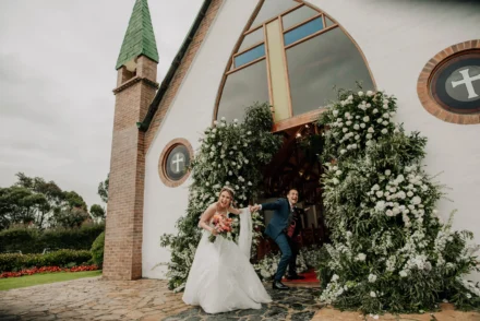 Iglesia decorada para boda en Bogotá, ceremonia religiosa.