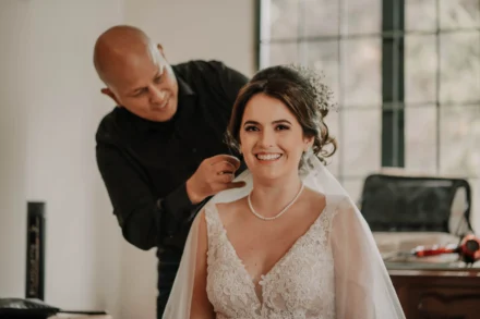 Últimos preparativos de la novia antes de la boda en Bogotá.