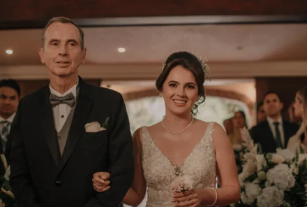 Padre e hija en boda en Bogotá, emotivo momento familiar.