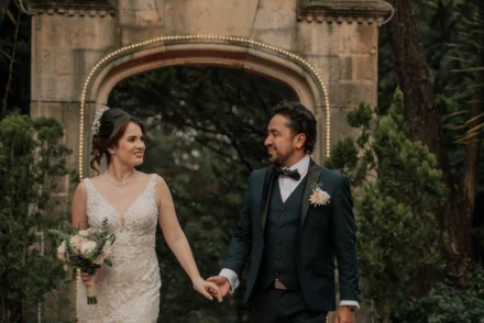 Novios en sesión de fotos en locación histórica en Bogotá.
