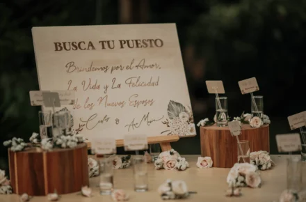 Cartel de asignación de mesas en boda rústica en Bogotá.