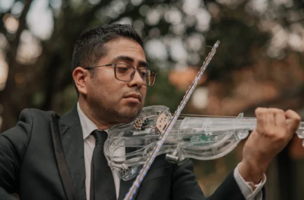 Música en vivo en boda en Bogotá, violinista en la ceremonia.