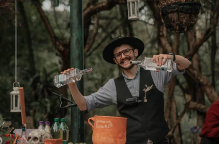 Bebidas y coctelería en bodas en Bogotá, bar iluminado en evento.