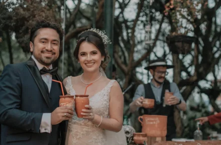Novia celebrando con bebida artesanal en boda en Bogotá.
