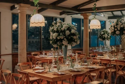 Montaje de boda en salón de eventos en Bogotá con iluminación cálida.