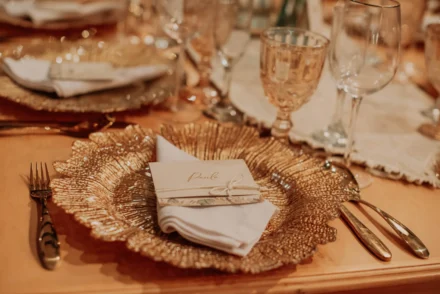 Montaje de mesa para boda en Bogotá, detalles personalizados.