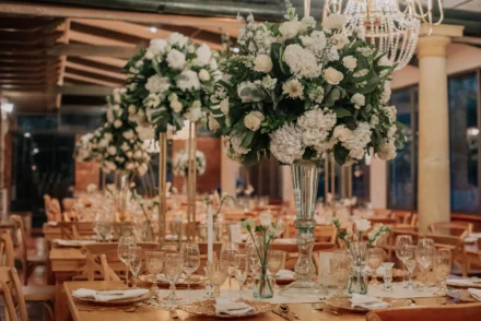 Centro de mesa floral para bodas elegantes en Bogotá.