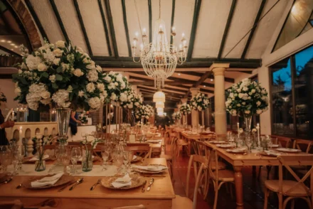 Decoración de salón para boda en Bogotá con flores y velas.