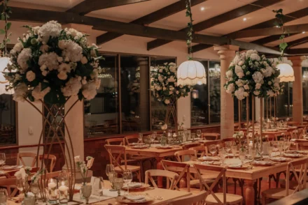 Salón de bodas en Bogotá con mesas de madera y decoración vintage.